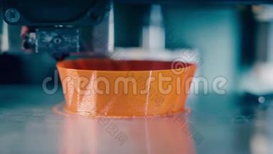 3D-<strong>打印机</strong>正在产生一个橙色的物体.. 3D<strong>打印机</strong>在3D打印实验室工作。